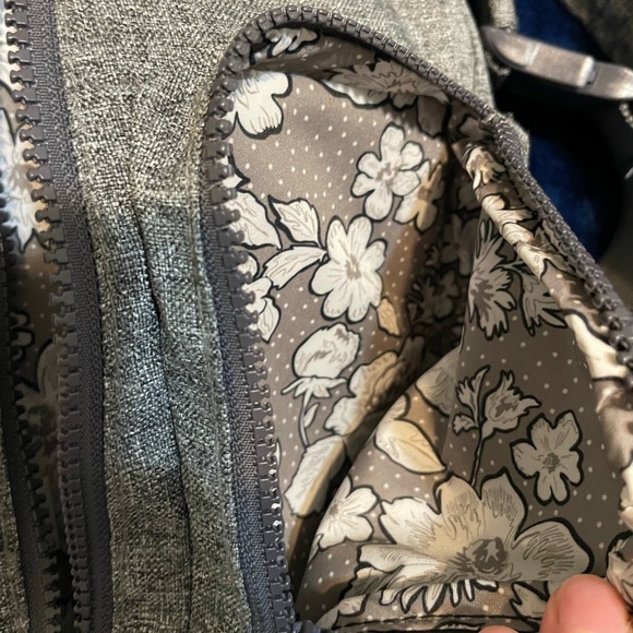 FANTASTIC CONDITION Vera Bradley Mini Sling in Reactive Heather Gray - Picture 4 of 12